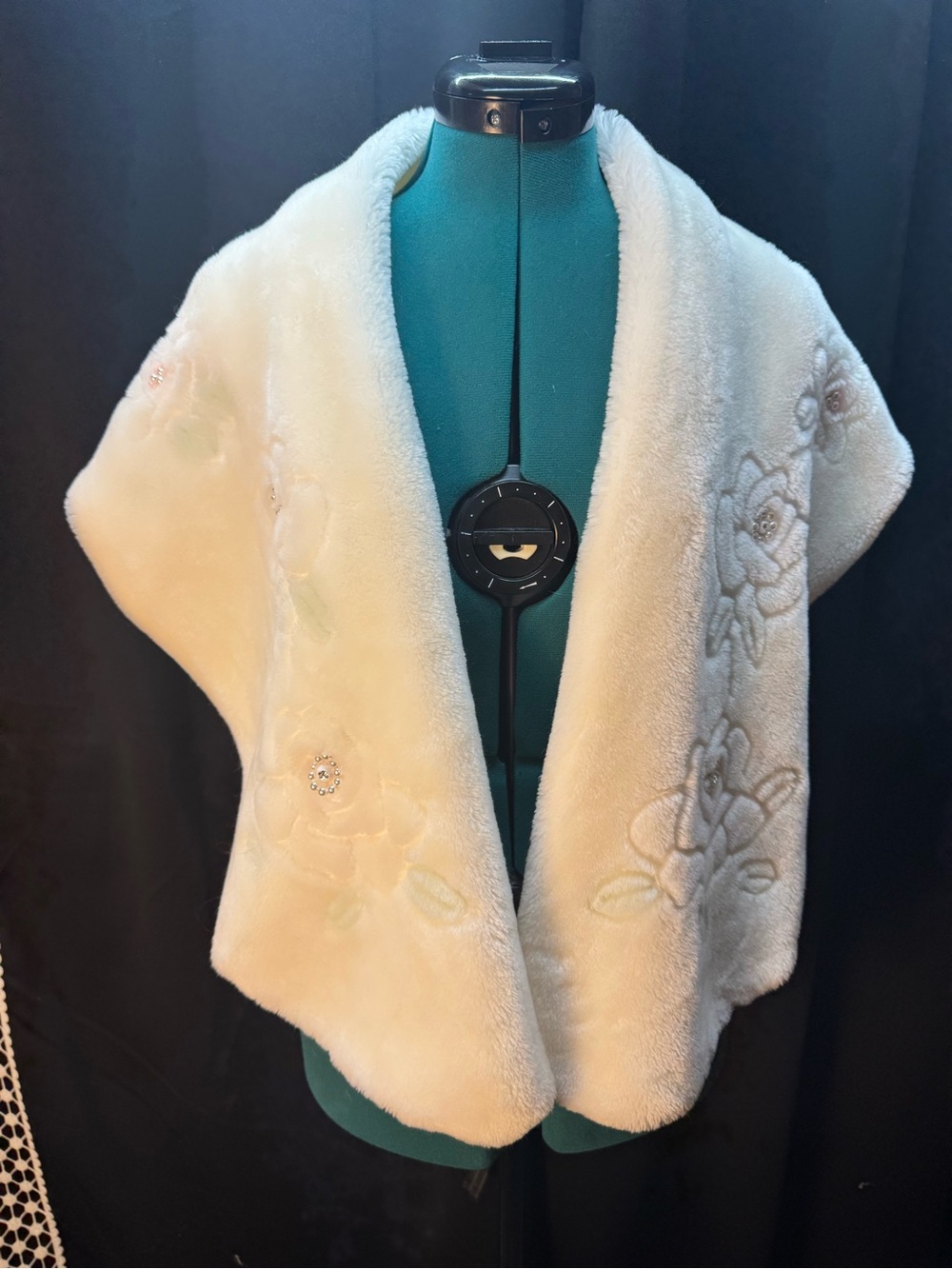 Source Unknown Ivory Faux Fur Floral Shawl Collar Wrap